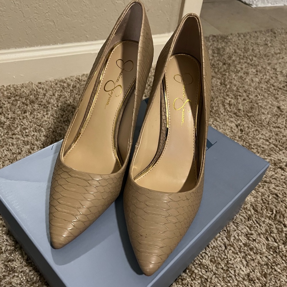 Jessica Simpson snake print tan size 8 pumps!!!